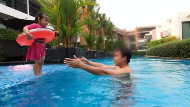 Jovem Asiática Alegre Brincando Piscina Com Seu Pai Dia Verão — Vídeo de Stock