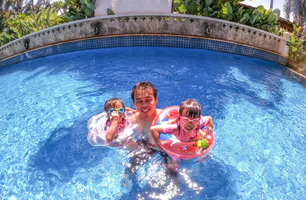아시아 자매들은 여름날 가족과 수영장에서 있습니다 휴가중의 가정생활 — 스톡 사진