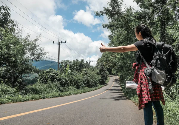 Viajar Mujer Mochilero Autostop Por Carretera Durante Viaje Vacaciones Verano — Foto de Stock