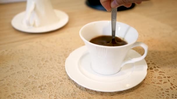 Close Pessoa Mão Mexendo Café Com Colher Uma Xícara Branca — Vídeo de Stock