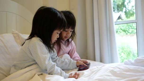 Asiático Niñas Hermanos Pijama Jugando Juego Teléfono Inteligente Una Cama — Vídeos de Stock