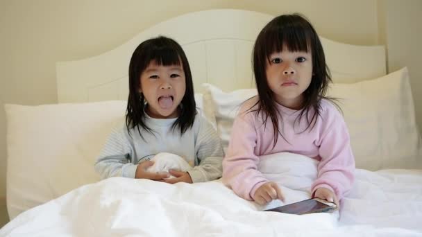 Asiatiska Syskon Flickor Pyjamas Spelar Spelet Smartphone Säng Mobil Beroendeteknik — Stockvideo