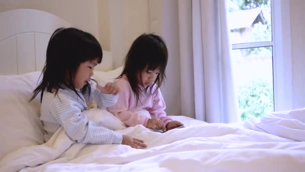 Asian Sibling Girls Pajamas Playing Game Smartphone Bed Mobile Addiction — Stock Video