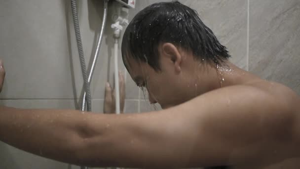 Nahaufnahme Eines Jungen Mannes Der Badezimmer Duscht Gesundheitskonzept — Stockvideo