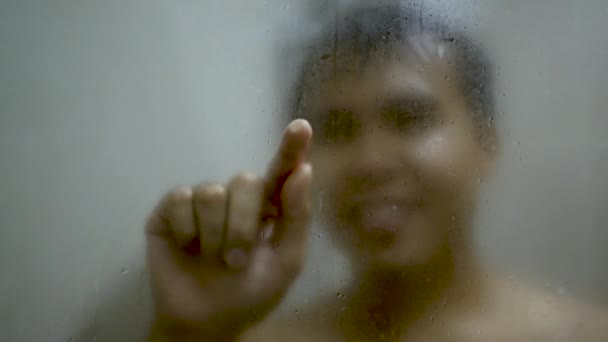 Mutlu Genç Adam Banyoda Buhar Üzerine Kalp Yazıyor — Stok video