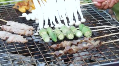 Et, kalamar, mantar ve mangal ızgarasında ızgara olarak BBQ Yunnan Style, deniz ürünleri sosu ya da Çin baharatlı baharatlı bitkisi ile yenir. Yerel markette Tayland yemeği..