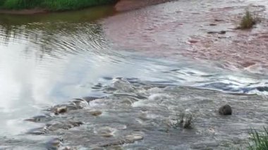 Kırsal kesimdeki yağmurdan sonra akıntıların manzarası akar. Üst görünüm.