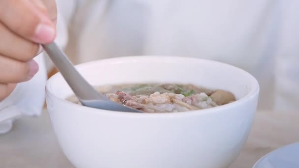 Mulher Asiática Comendo Arroz Cozido Com Carne Porco Cogumelos Shiitake — Vídeo de Stock