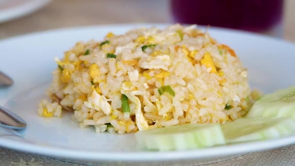 Smažená Rýže Zeleninou Vejci Misce Připravené Podávání Restauraci — Stock video