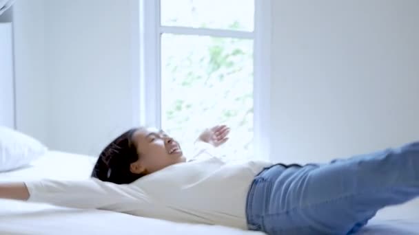 Trött Asiatisk Ung Kvinna Sträcker Armarna Sängen Efter Resan Hotellrum — Stockvideo
