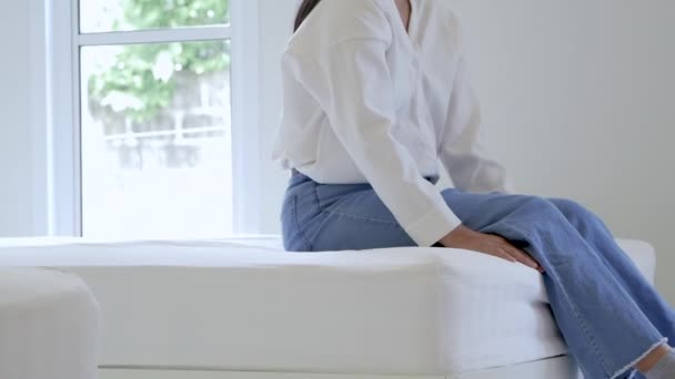 Moe Aziatische Jonge Vrouw Stretching Armen Het Bed Reis Hotelkamer — Stockvideo