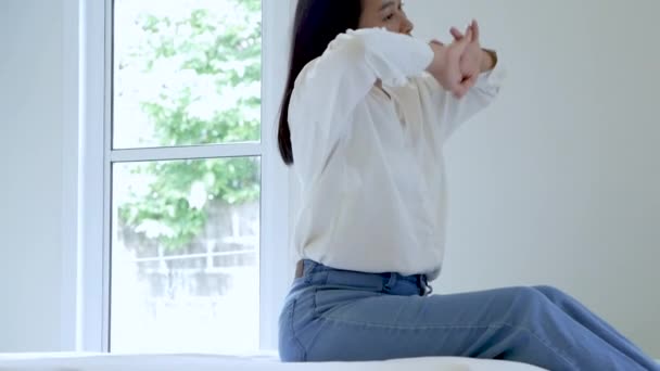 Uma Mulher Entediada Camisa Branca Segurando Cabeça Com Mão Sentada — Vídeo de Stock