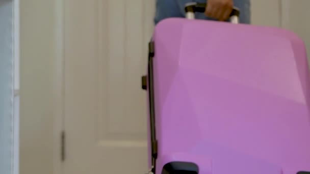 Mooie Aziatische Vrouw Toerist Met Ingepakte Koffer Opent Deur Verlaat — Stockvideo