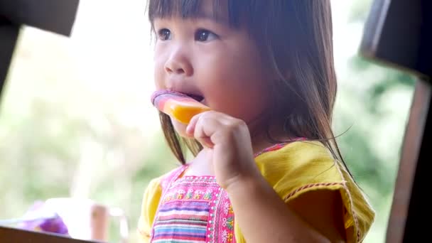 Niño Feliz Disfruta Comiendo Con Helado Parque — Vídeo de stock