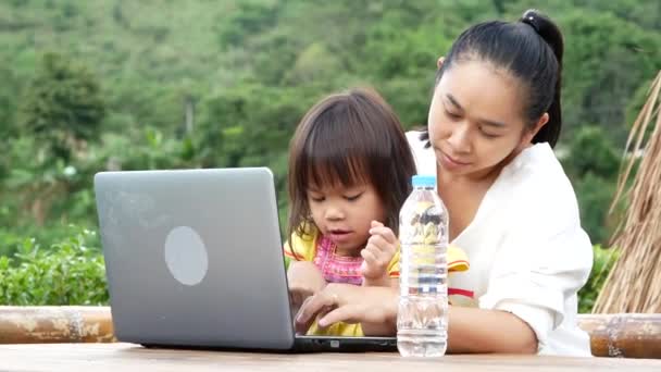 Jonge Moeder Haar Dochters Hebben Plezier Met Behulp Van Laptop — Stockvideo