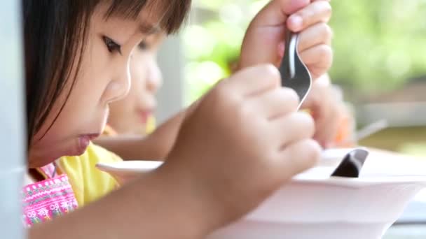 Carino Asiatico Bambina Mangiare Tagliatelle Con Sua Famiglia Ristorante — Video Stock