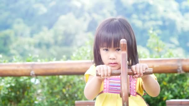 Šťastné Dítě Hrající Dřevěným Houpacím Koněm Parku Pojem Štěstí Dětství — Stock video