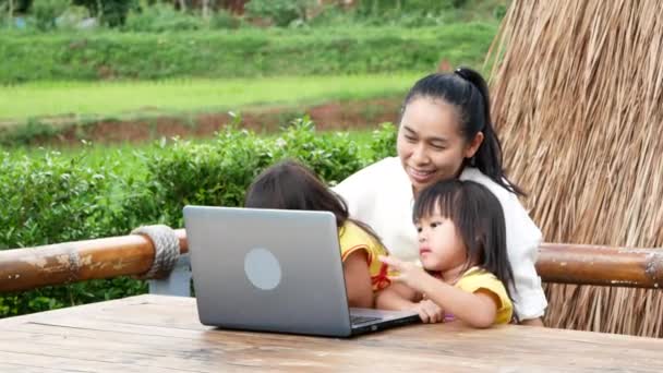 Ung Mor Och Hennes Döttrar Har Kul Med Hjälp Laptop — Stockvideo