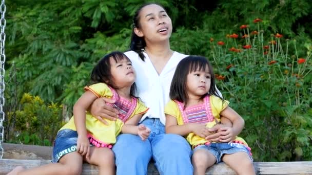 Mère Filles Heureuses Assoient Sur Balançoire Balançant Lentement Dans Jardin — Video