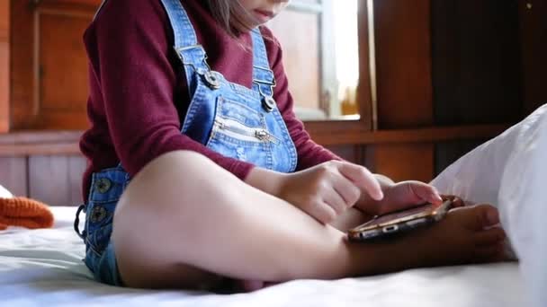 Asiatico Bambino Ragazza Giocare Gioco Smartphone Letto Concetto Tecnologia Dipendenza — Video Stock