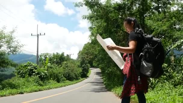 Seyahat Eden Bir Kadın Yaz Tatili Boyunca Yol Kenarındaki Haritayla — Stok video
