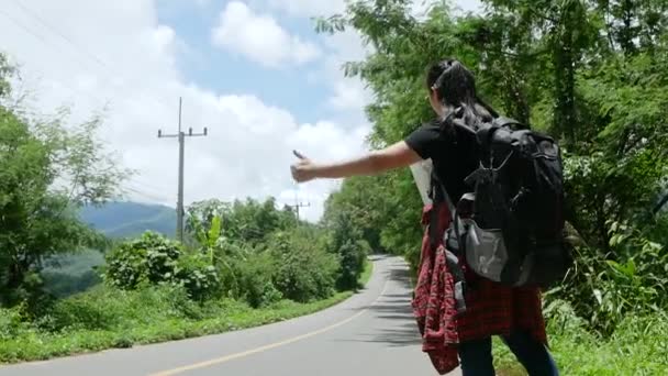 Mulher Viagem Mochila Carona Pela Estrada Durante Viagem Férias Verão — Vídeo de Stock