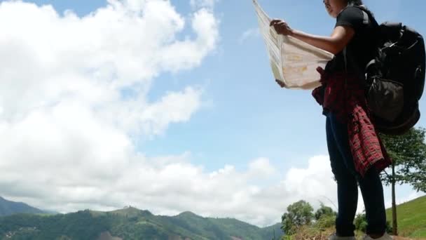 Viagem Mulher Mochila Com Mapa Relaxante Livre Durante Viagem Férias — Vídeo de Stock