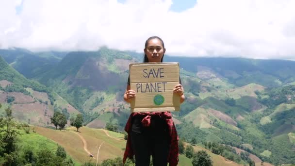 Jonge Vrouw Met Red Planeet Poster Met Een Teken Dat — Stockvideo