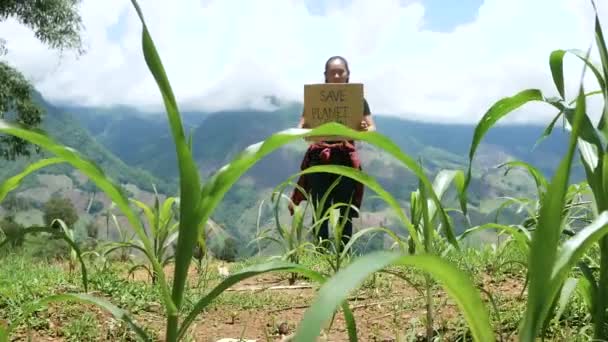 Giovane Donna Possesso Planet Manifesto Che Mostra Segno Protesta Contro — Video Stock