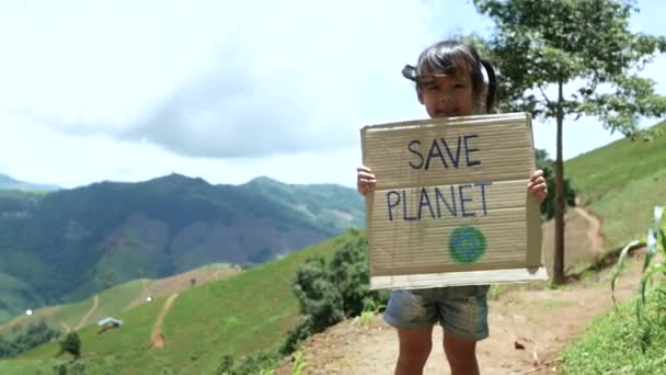 Niña Sosteniendo Cartel Salvemos Planeta Mostrando Cartel Protestando Contra Contaminación — Vídeo de stock