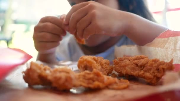 소녀는 식품점에서 닭고기와 감자튀김을 먹는다 건강식과 건강상의 — 비디오