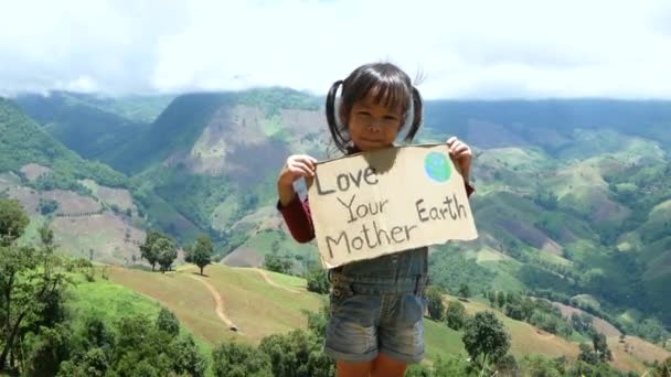 Niña Sosteniendo Cartel Salvemos Planeta Mostrando Cartel Protestando Contra Contaminación — Vídeo de stock