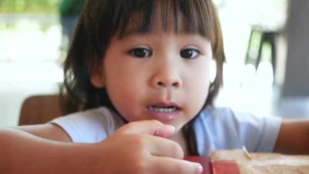快乐的小女孩喜欢在服务商店里吃炸鸡和薯条 垃圾食品与健康概念 — 图库视频影像