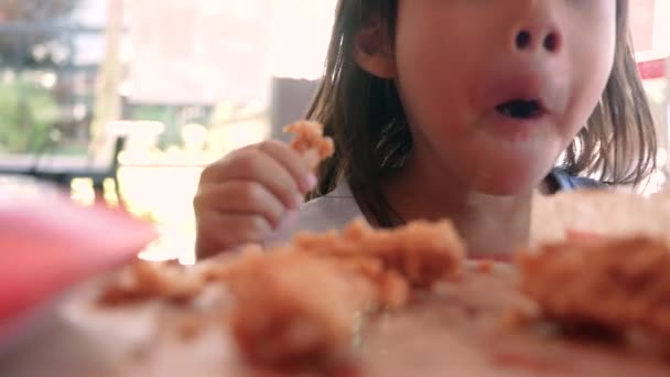 Glückliche Kindermädchen Genießen Beim Essen Von Gebratenem Hühnchen Und Pommes — Stockvideo