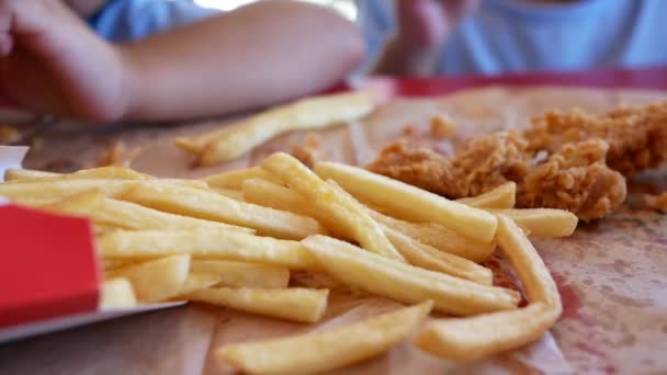 Gelukkig Aziatische Broers Zussen Genieten Van Het Eten Van Gebakken — Stockvideo