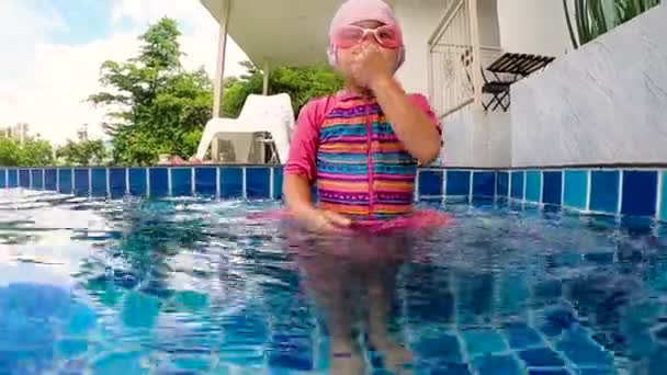 Niña Feliz Buceando Bajo Agua Piscina Vacaciones Familiares Verano — Vídeos de Stock