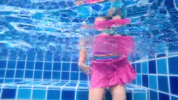 Niña Feliz Buceando Bajo Agua Piscina Vacaciones Familiares Verano — Vídeos de Stock