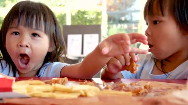 Ragazza Felice Godere Con Mangiare Pollo Fritto Patatine Fritte Nettare — Video Stock