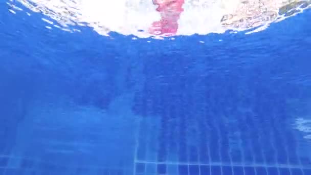 Niña Feliz Saltando Agua Buceando Bajo Agua Piscina Vacaciones Familiares — Vídeos de Stock