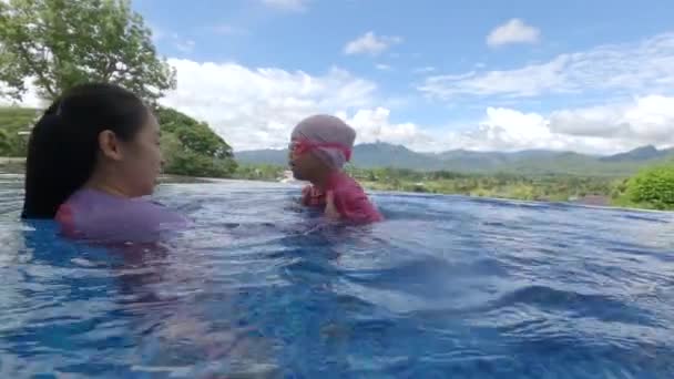 여름날 어머니와 수영장에서 기분좋은 아시아 휴가중의 가정생활 — 비디오