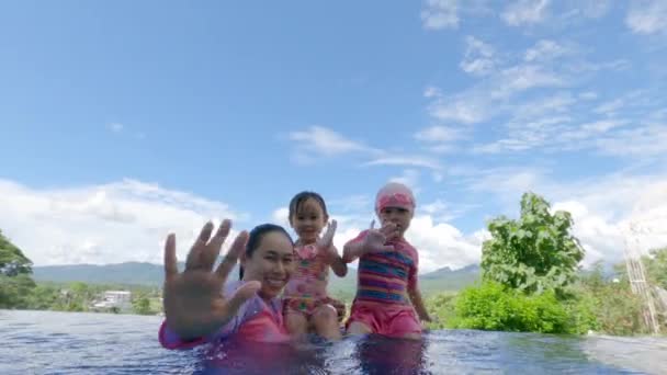 Asijské Sourozenecké Sestry Hrát Bazénu Rodinou Horkém Letním Dni Rodinný — Stock video