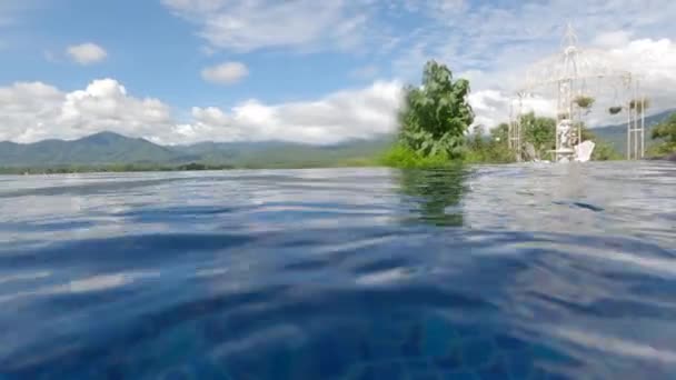 Surface de l'eau dans la piscine avec vue sur la nature de montagne fond.