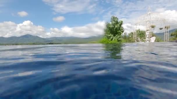 Surface Eau Dans Piscine Avec Vue Sur Nature Montagne Fond — Video