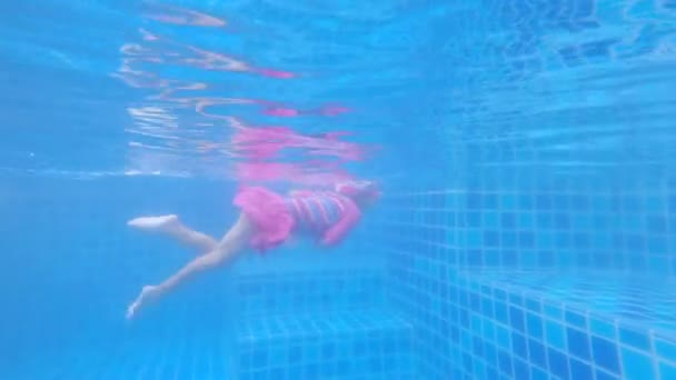 Ragazza Felice Immersioni Subacquee Piscina Vacanze Estive Famiglia — Video Stock