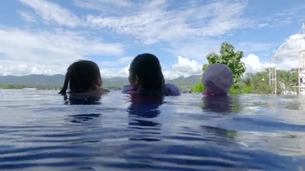 Feliz Familia Relajarse Buscando Vista Natural Piscina Vacaciones Familiares Verano — Vídeos de Stock