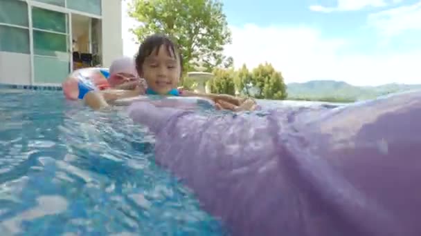 Hermanas Asiáticas Jugando Piscina Con Familia Caluroso Día Verano Estilo — Vídeos de Stock
