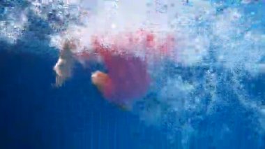 Mutlu kız çocuğu yaz günü havuzda yüzüyor. Aile yaz tatili.