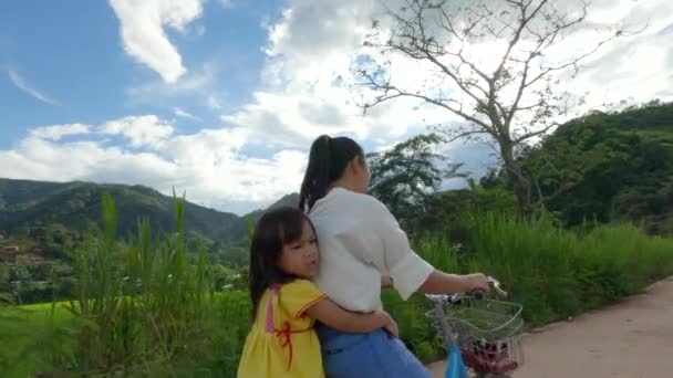Щаслива Мати Катається Велосипеді Дочкою Літньому Парку Відкритому Повітрі Релаксація — стокове відео