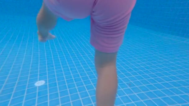 夏天在游泳池里游泳的小女孩的水下场景 家庭暑假 — 图库视频影像