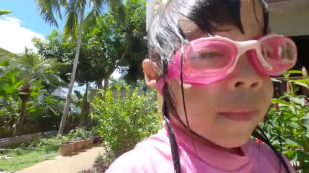 Щаслива Дівчинка Яка Плаває Басейні Літній День Сімейні Літні Канікули — стокове відео